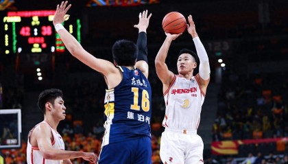 比郭昊文火！深圳一哥狂轰25分，上海9连胜终结，新星力压张镇麟
