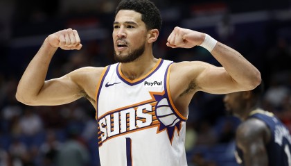 开云体育-复出状态可以！布克半场10中5拿下14分1板3助