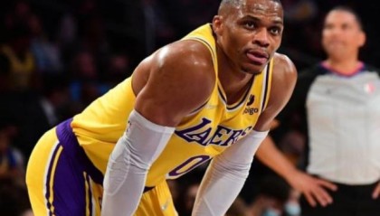 韦少季前赛发挥糟糕 某高管：再这样湖人会交易他