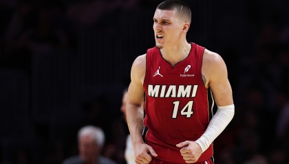 开云体育app-各吃1T！希罗对抗撞到克洛尼下巴没吹 后者随后回应引小冲突