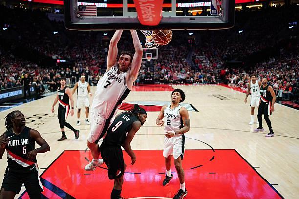 开云体育官网-马刺拿下了一场大胜，但是替补中锋的表现实在是有些惨不忍睹？